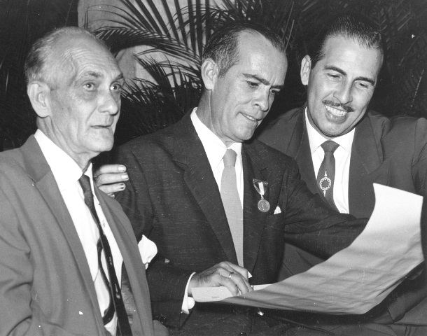 Foto de Funcasta recibe el Premio Periodístico “Juan Gualberto Gómez” en 1955. Le acompañan Fernando Fernández y Bebo Valdés. Foto archivo de Jorge Oller.         